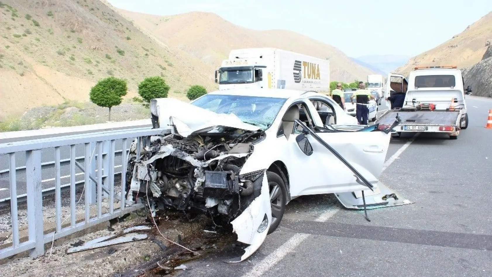 Erzincan'da bariyerlere çarpan otomobildeki 4 kişi yaralandı
