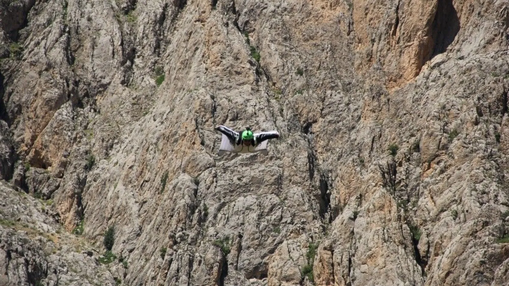 900 metreden Wingsuit atlayışları nefes kesti
