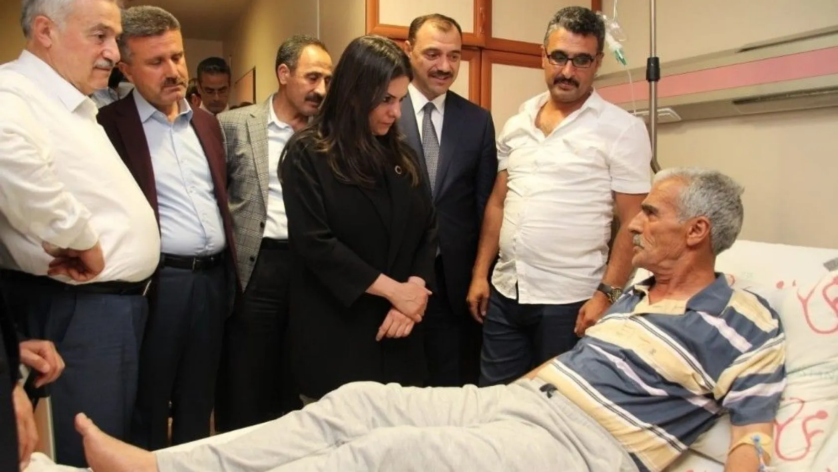 Bakan Sarıeroğlu kaza geçiren şehit babasını ziyaret etti