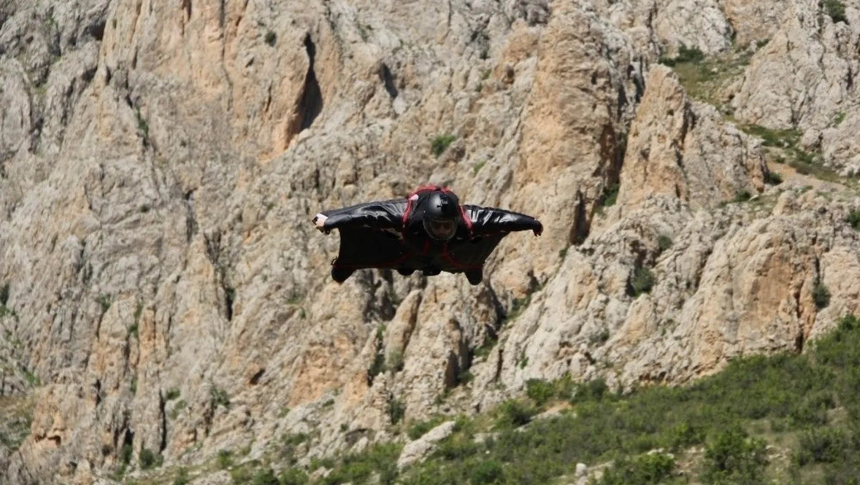 200 kilometre hızla kayalıkların üzerinden süzülen pilotlar nefes kesti
