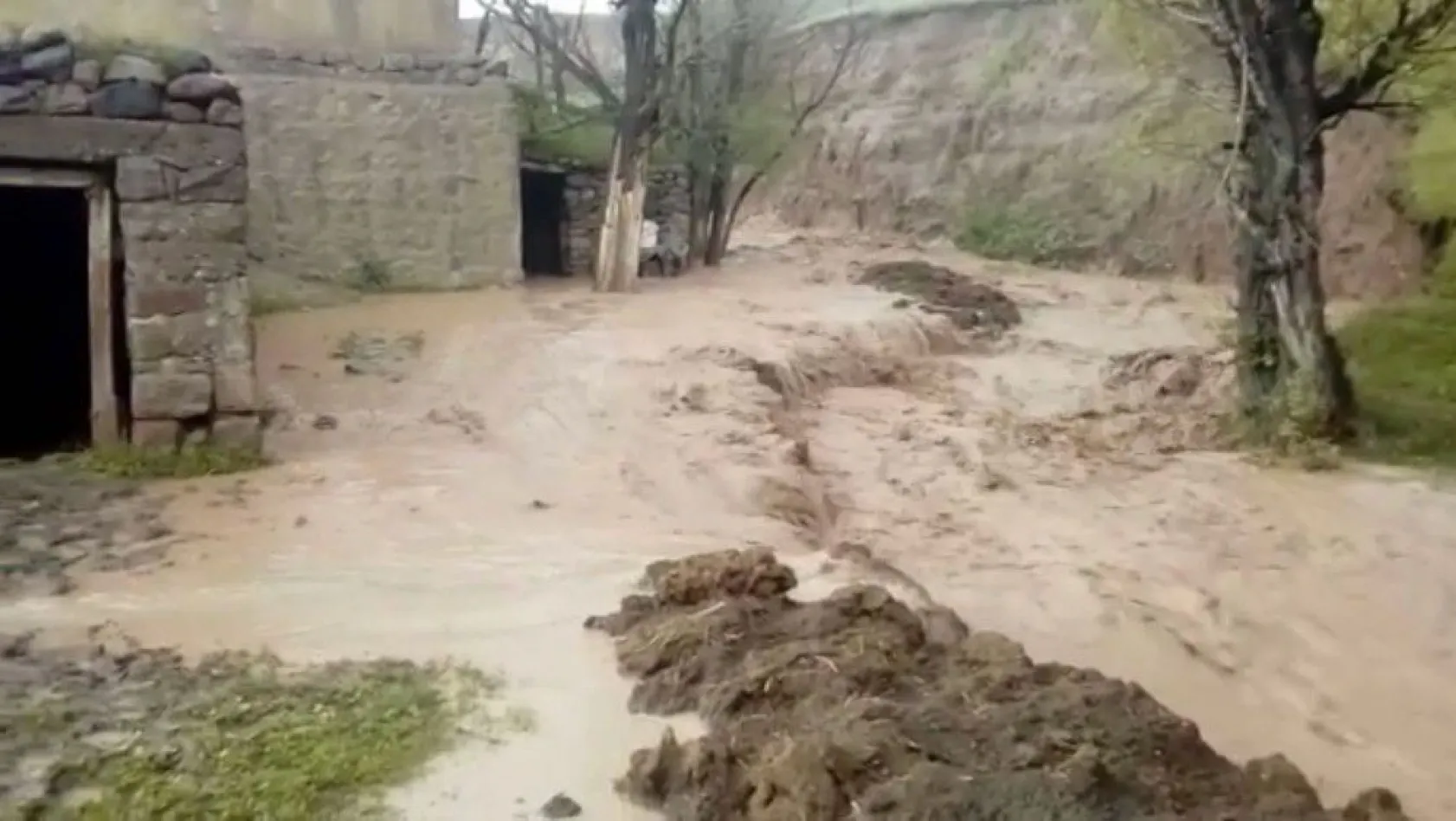 Erzurum'da sel menfezleri yıktı
