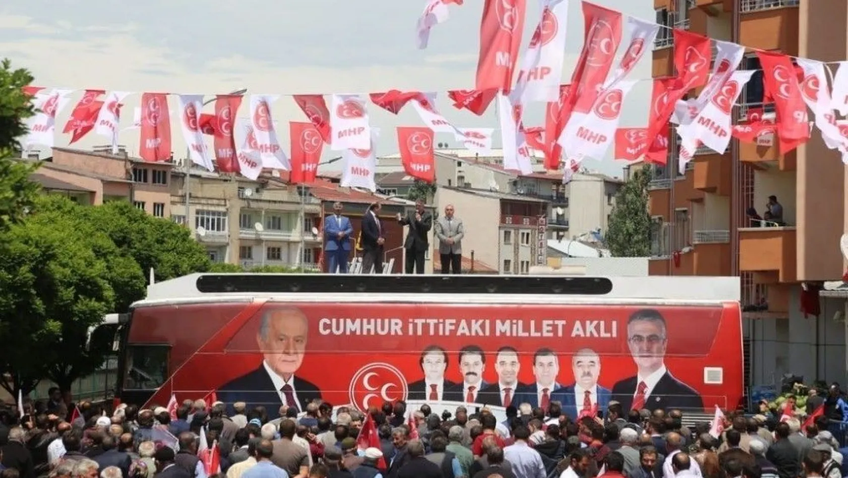 MHP adaylarına Oltu ve Şenkaya'da sevgi seli
