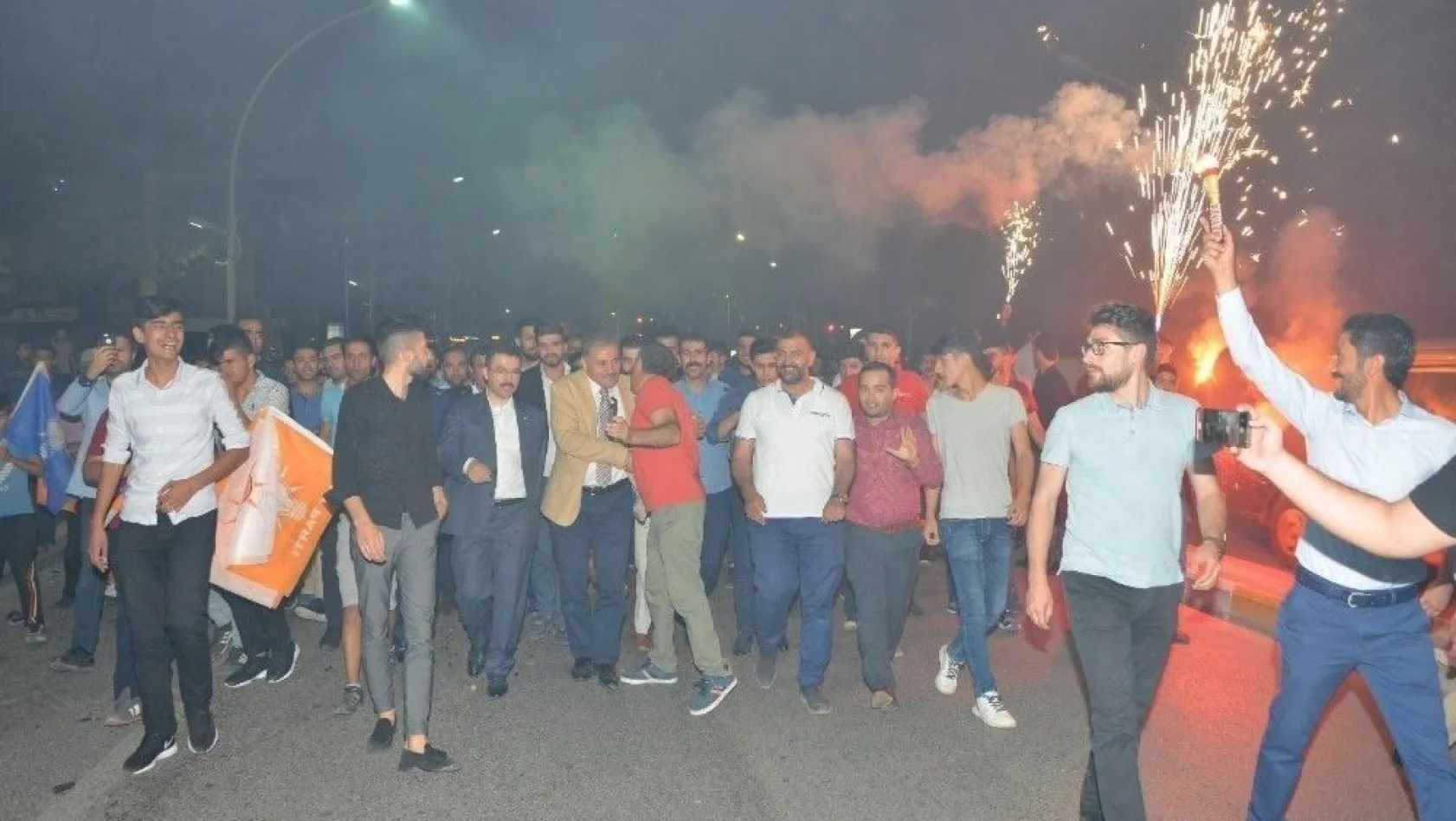 Gençlerden Milletvekili adayı Çakır'a destek
