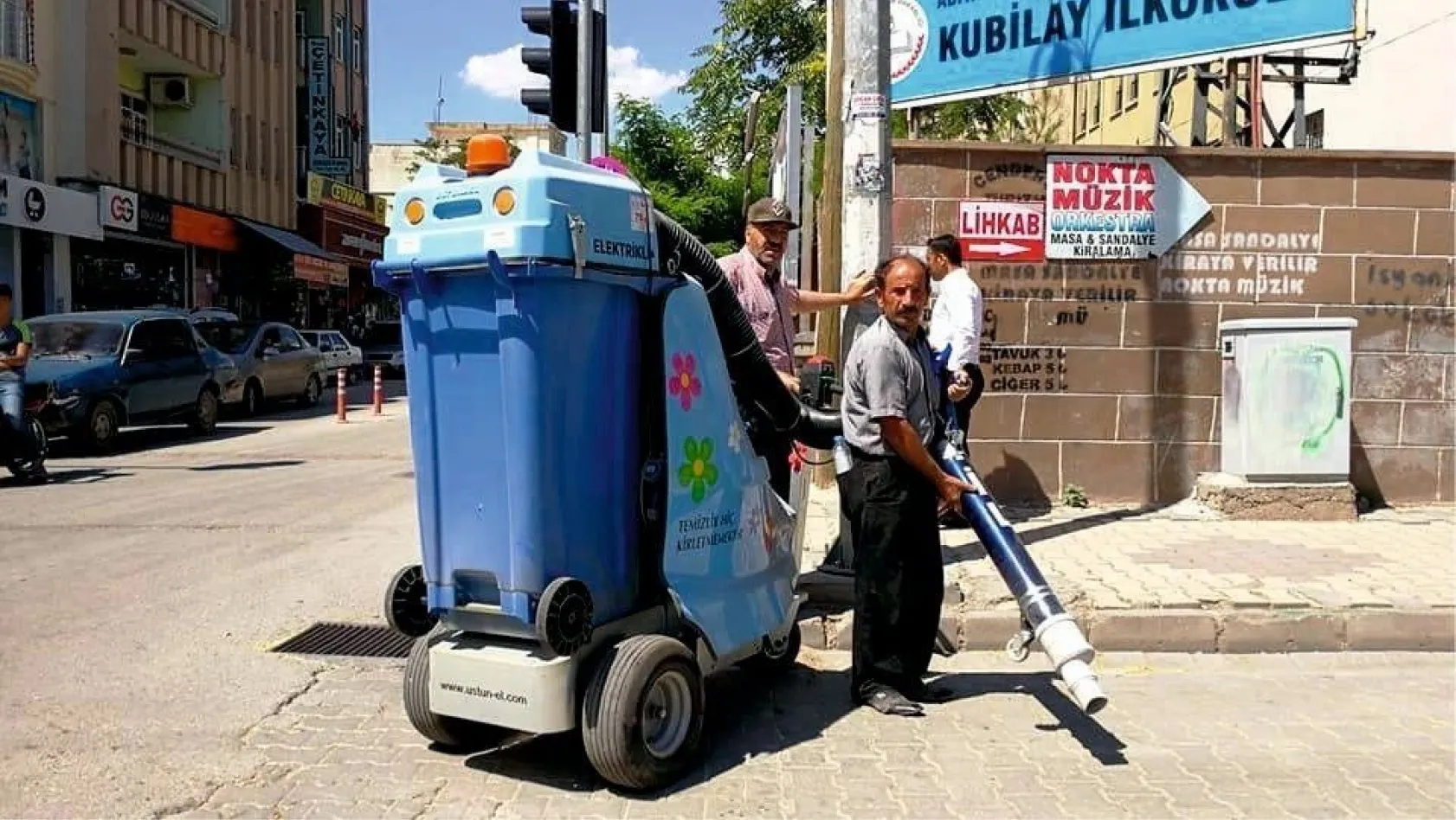 Robot filler Kahta caddelerini temizlemeye başladı

