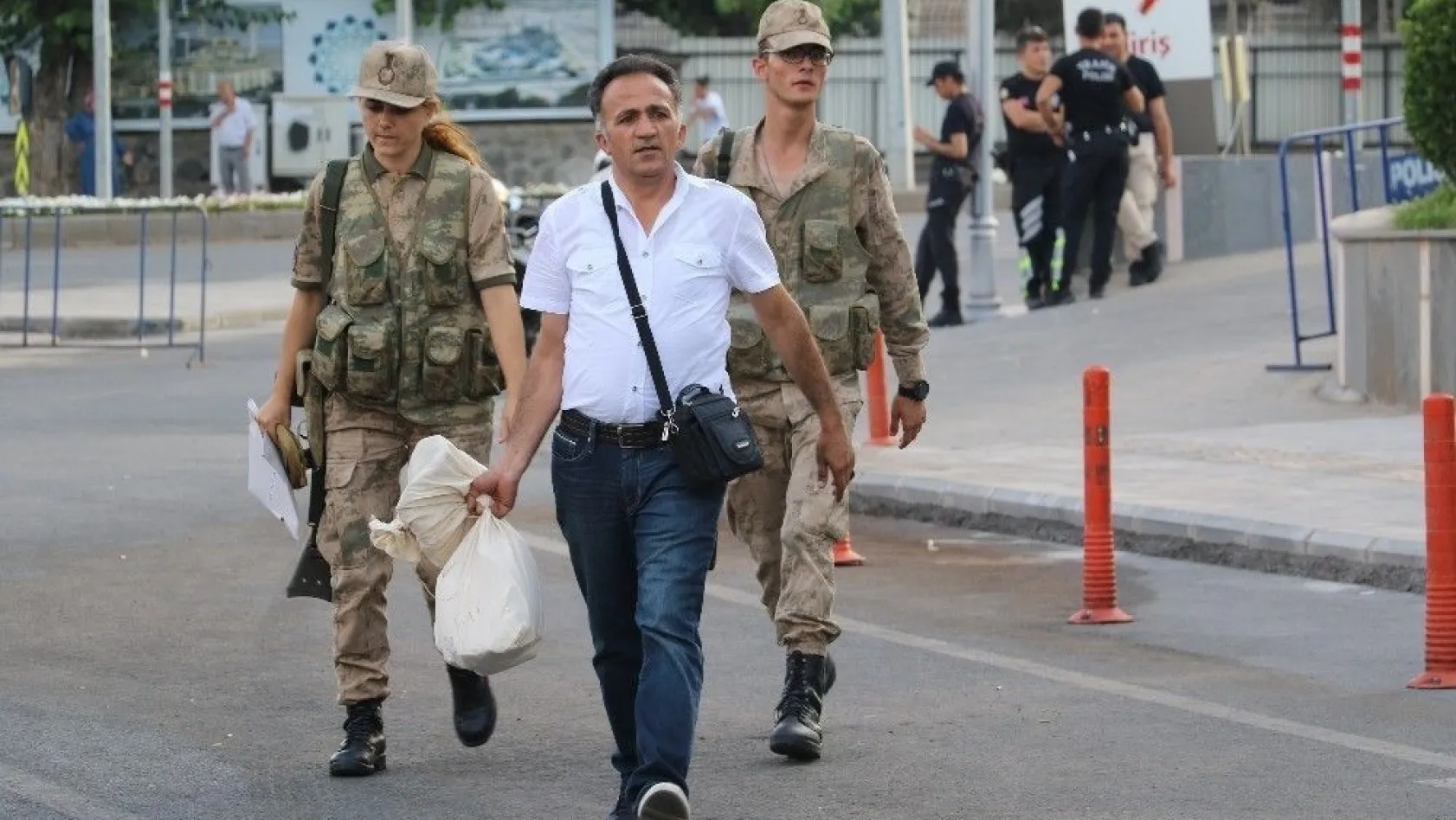 Diyarbakır'da oy torbaları gelmeye başladı
