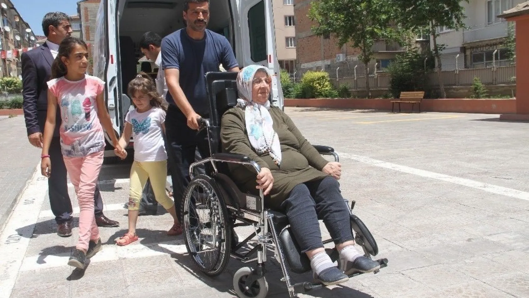 Engelliler ve hastalar da ekipler tarafından taşınarak oylarını kullandı