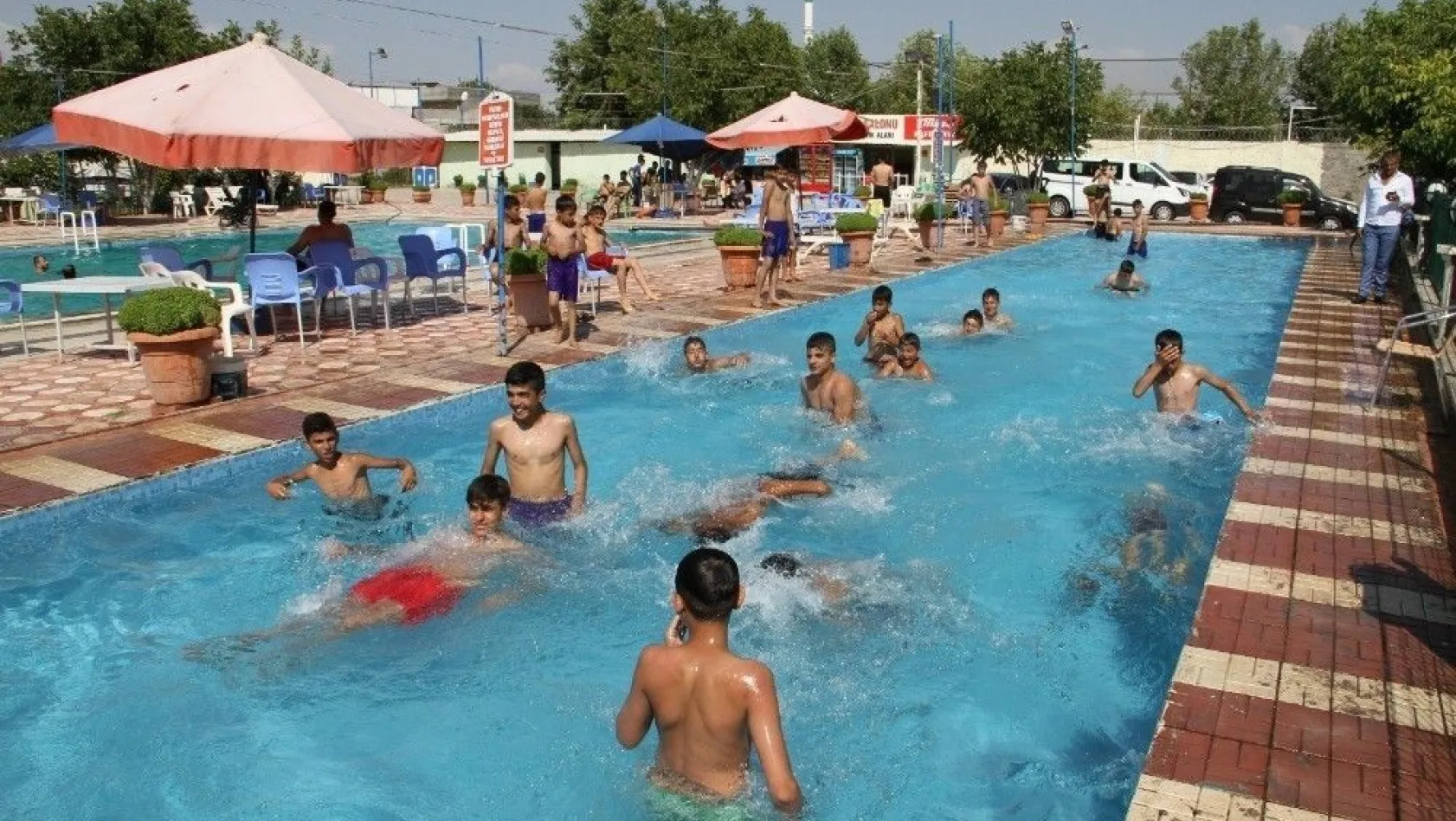 Bismil Belediyesinden yetişkinlere ücretsiz havuz
