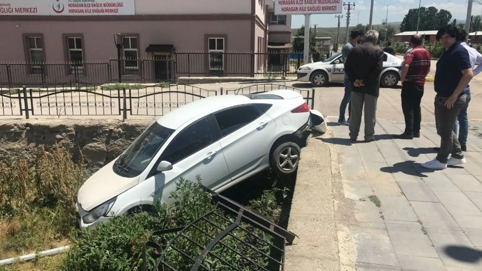 Otomobil bahçe duvarından uçtu
