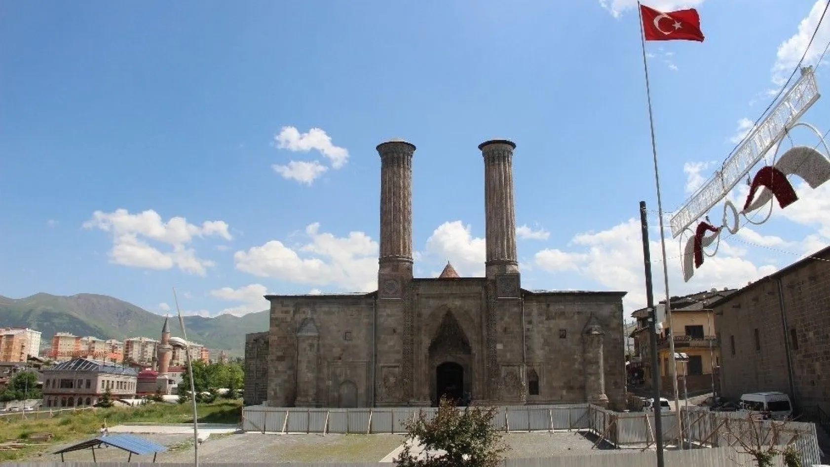 Tarihi Çifte Minareli Medresede çevre düzenlenmesi
