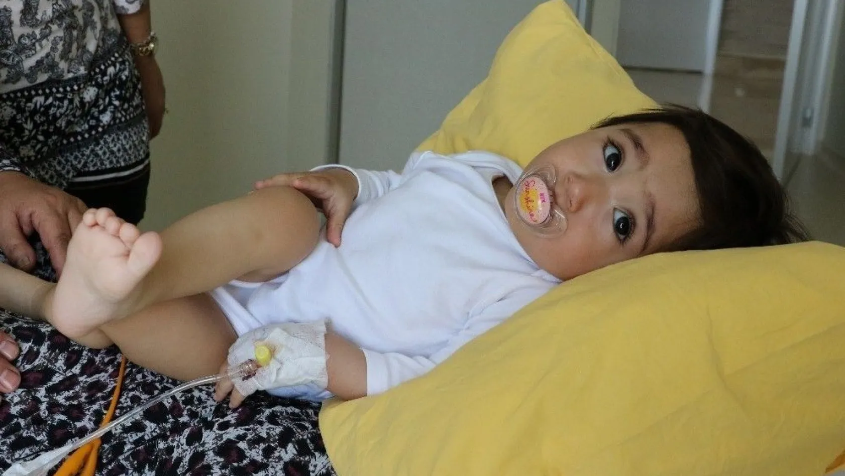 Böbreğinde taş olan 1 yaşındaki bebeğe 'hassas' operasyon
