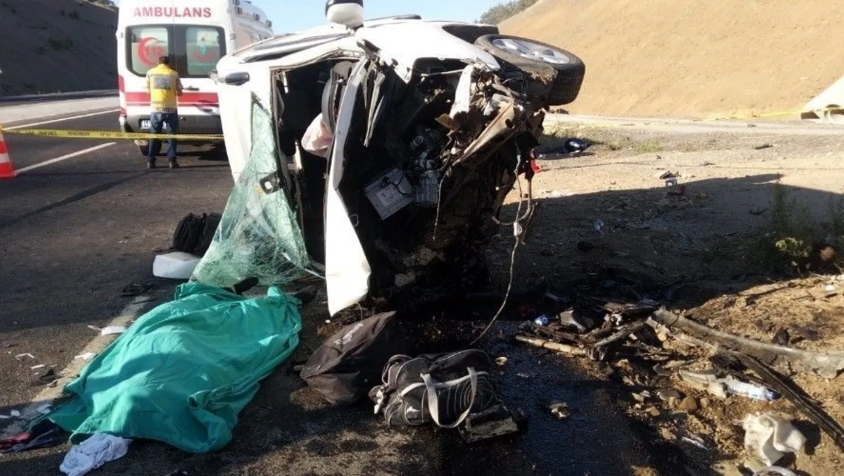 Hafif ticari araç takla attı: 2 öldü, 3 yaralı
