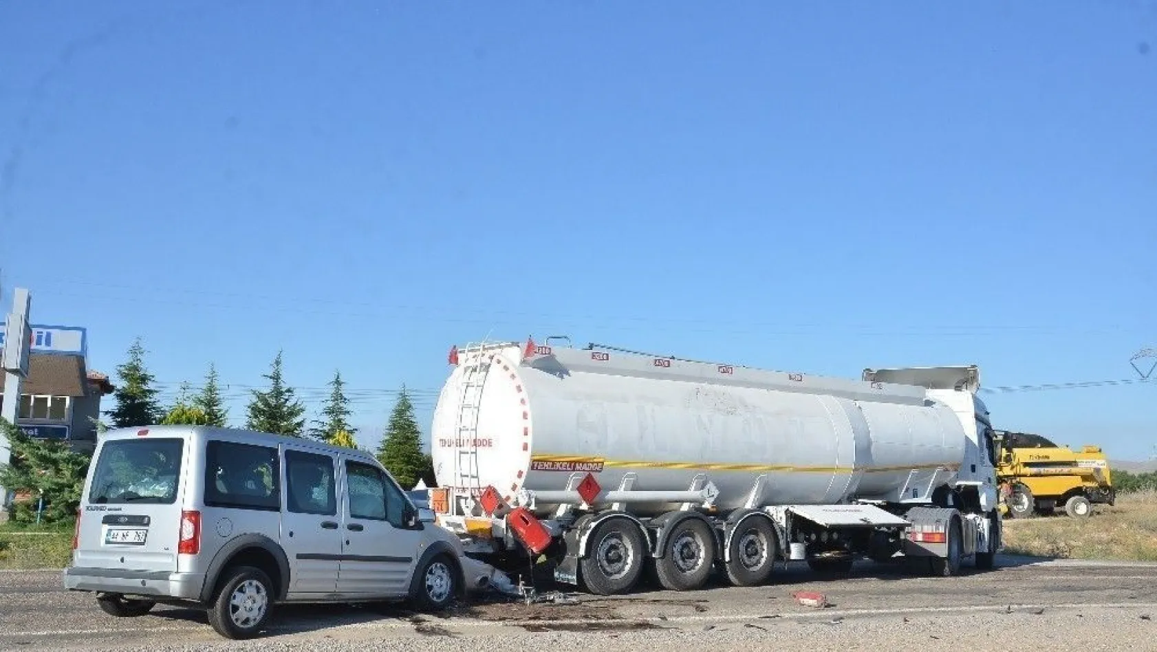 Akaryakıt tankerine arkadan çarpan kamyonetin sürücüsü yaralandı

