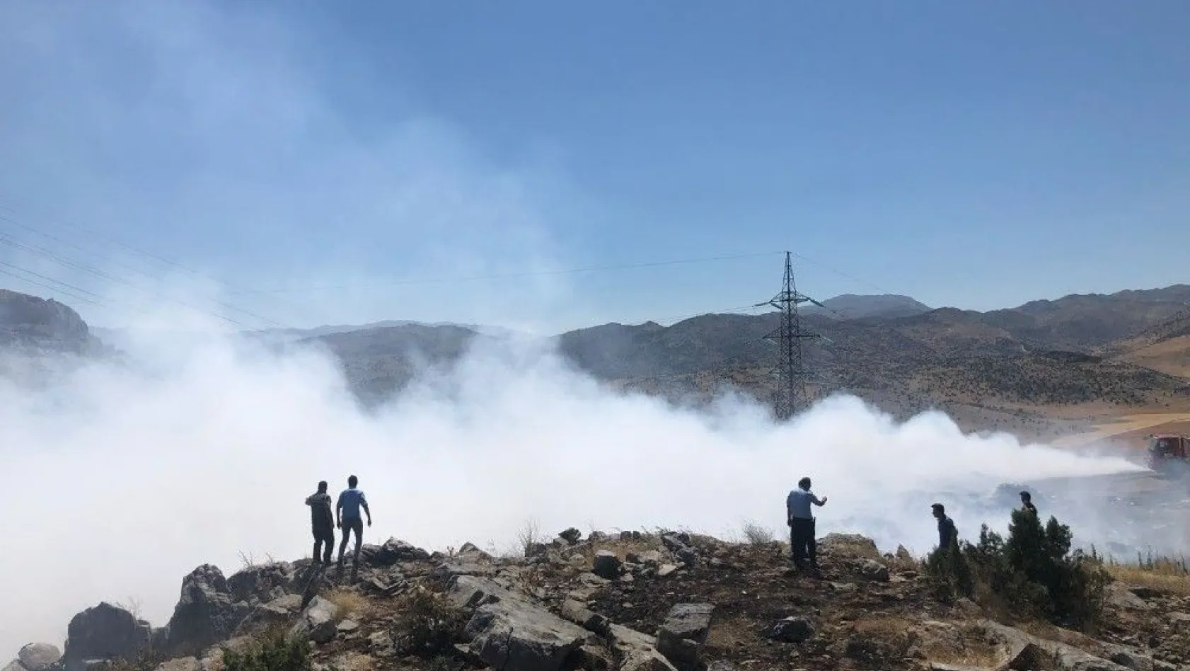 Nurhak'ta çöp yangını helikopterle söndürüldü
