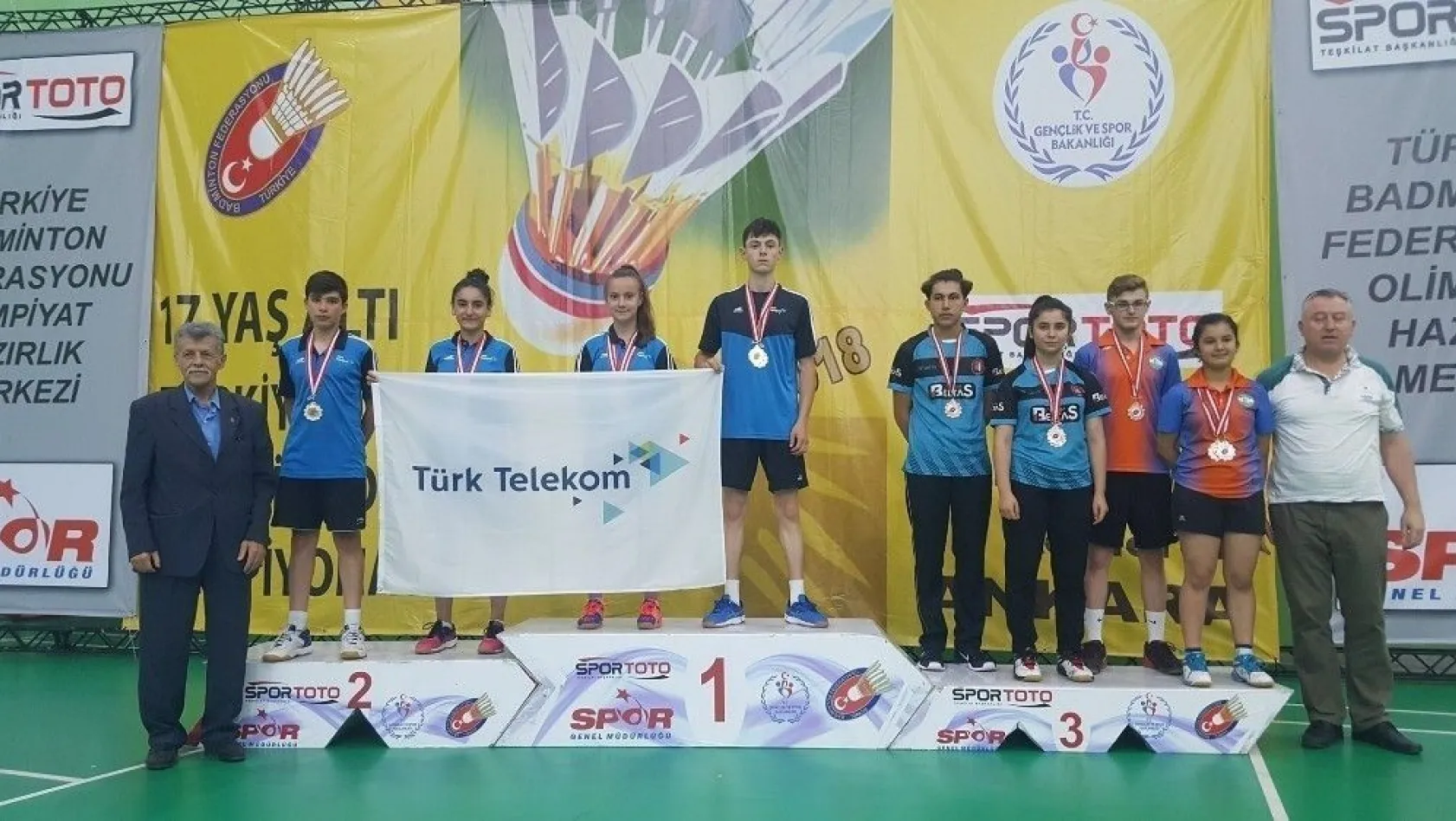 Badminton Türkiye Şampiyonası'na Erzincanlı sporcular damgasını vurdu
