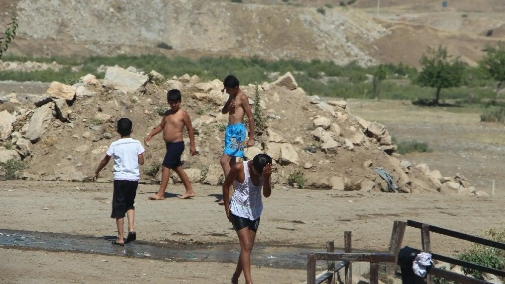 Silvan'da çocuklar tehlikeye dalıyor
