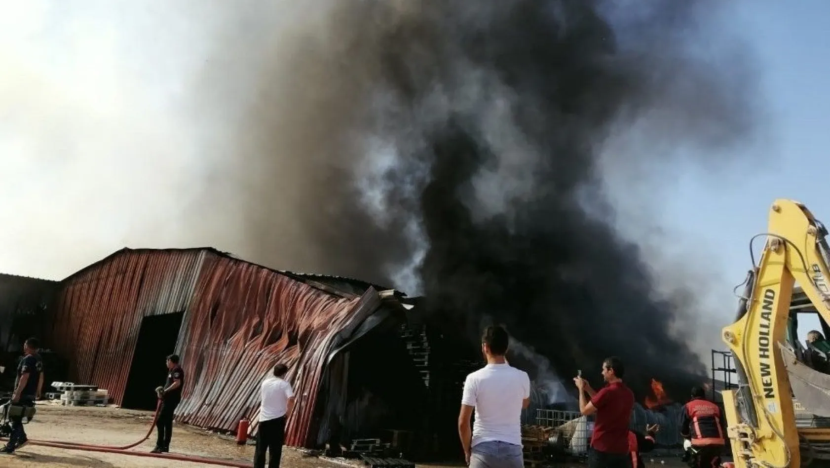 Malatya'da bir ambalaj fabrikasında yangın çıktı. Bölgeye çok sayıda itfaiye ekibi sevk edildi.

