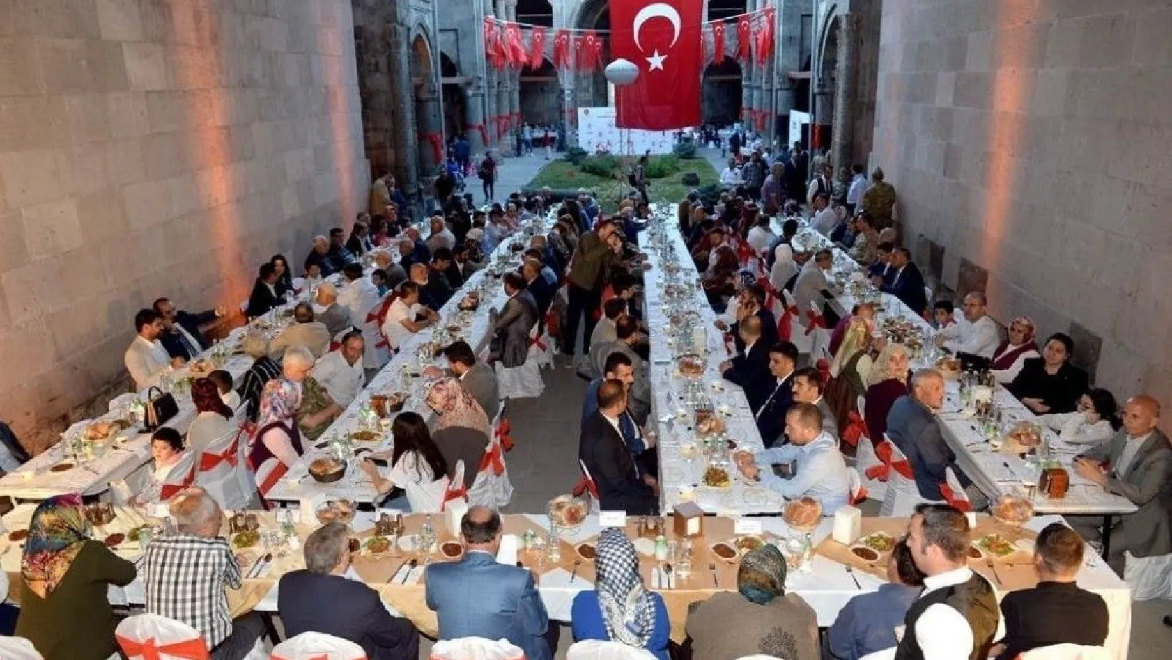 Erzurum'da şehit aileleri ve gaziler 15 temmuz yemeğinde buluştu

