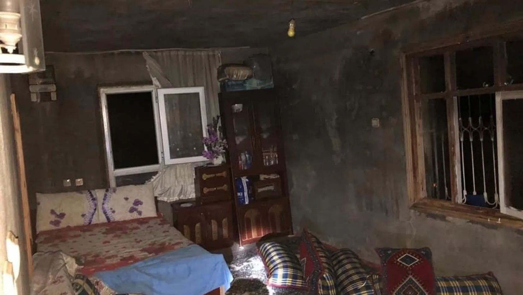 Kahta'da çıkan yangın evi kül etti
