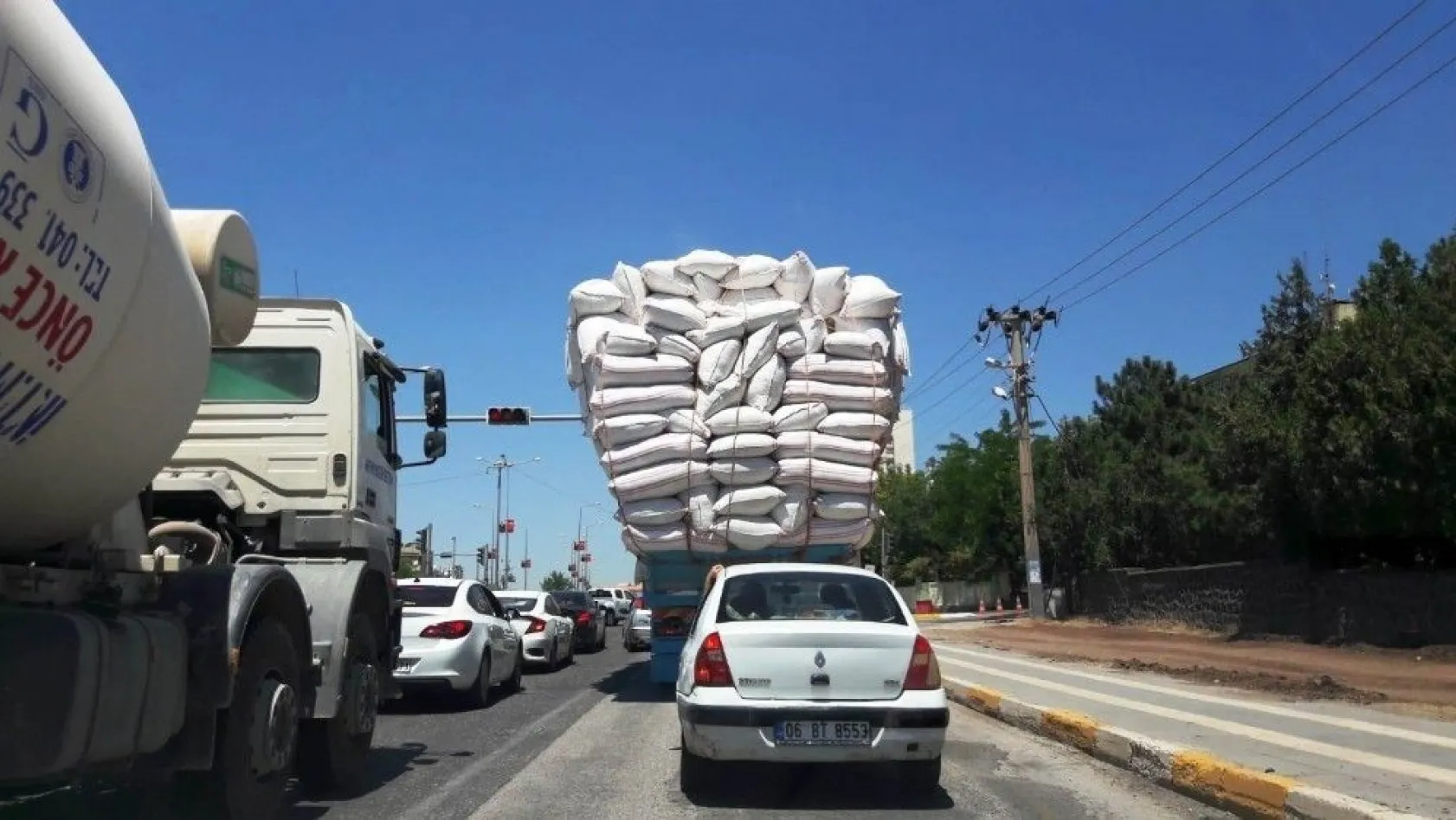 Diyarbakır'da saman yüklü kamyonlar tehlike saçıyor
