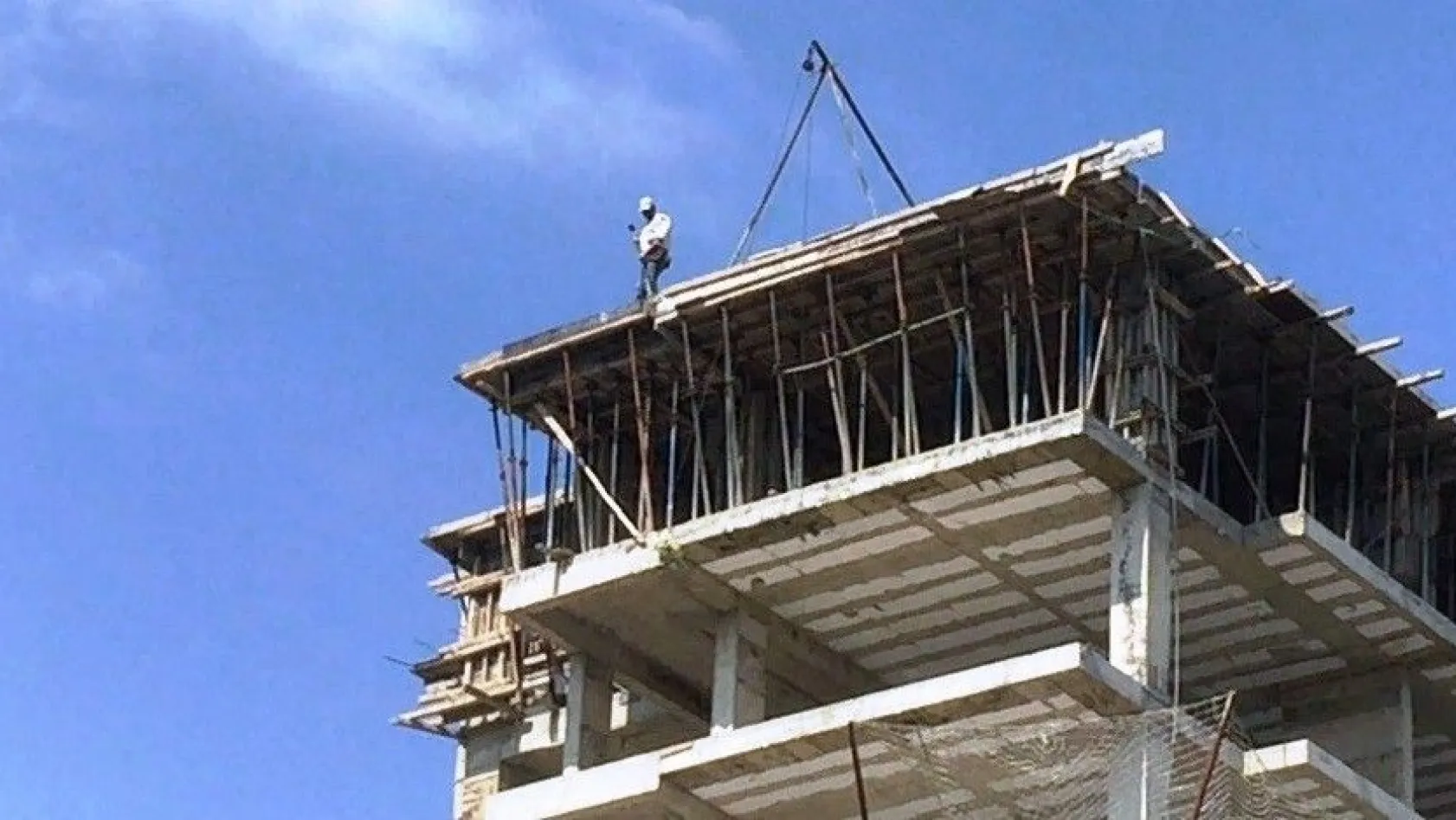 13 katlı inşaatta tehlikeli çalışma
