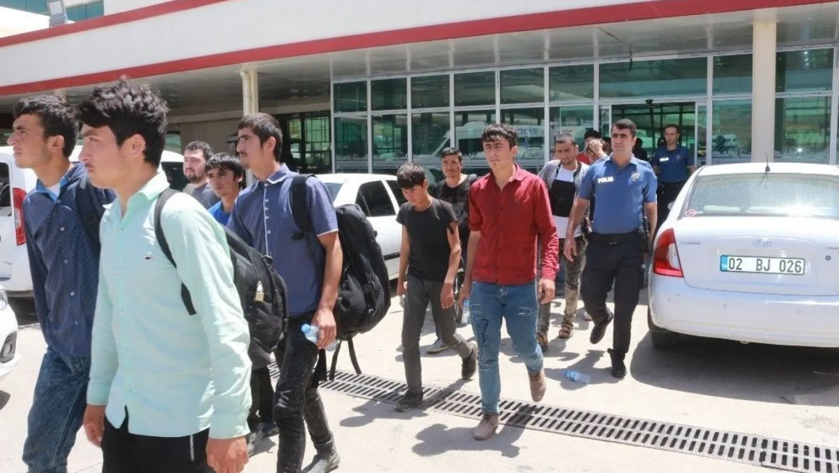 Avrupa'ya gitmek isteyen kaçak göçmenler Adıyaman'da yakalandı
