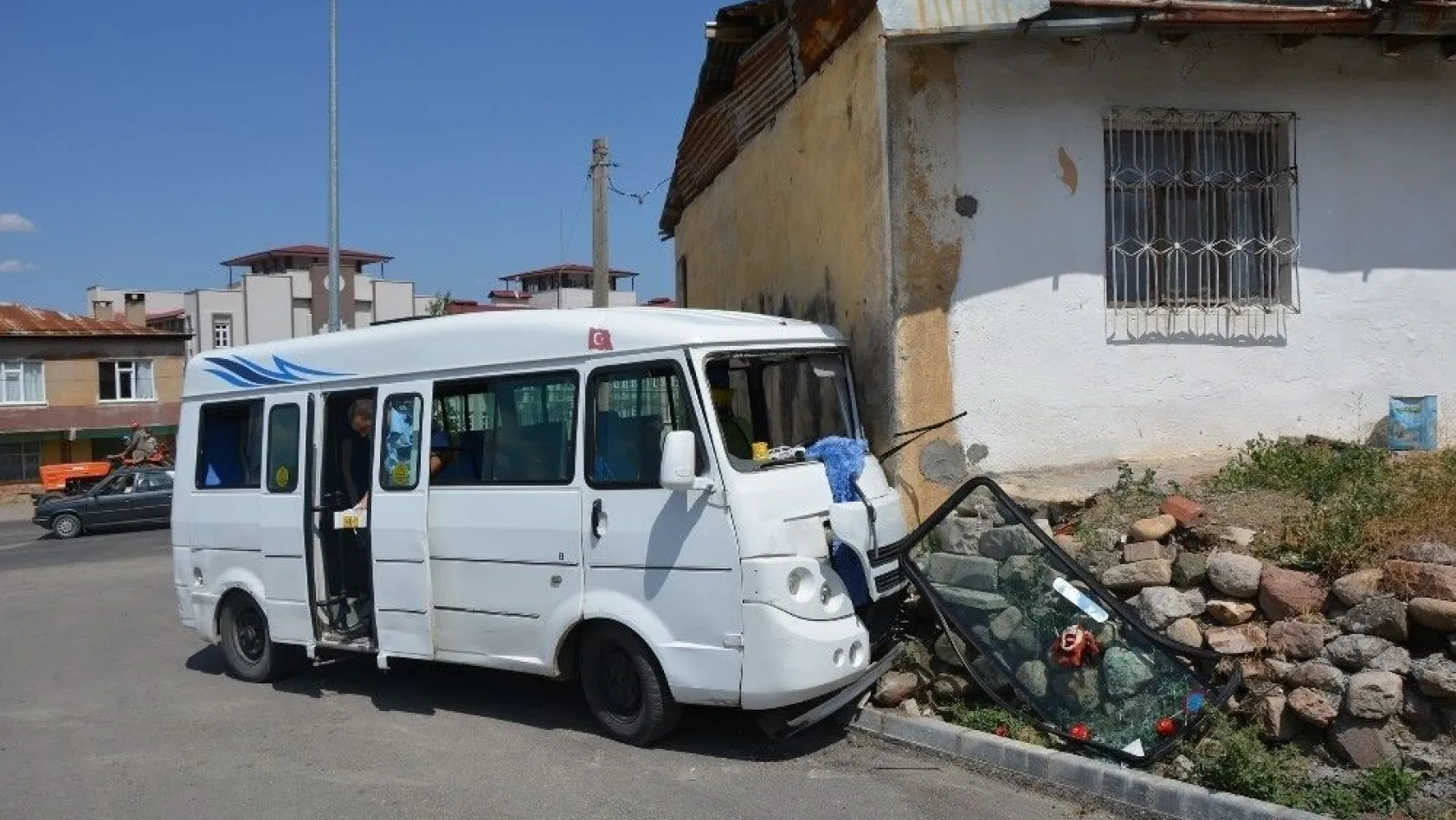 Yolcu minibüsü evin duvarına çarptı: 5 yaralı