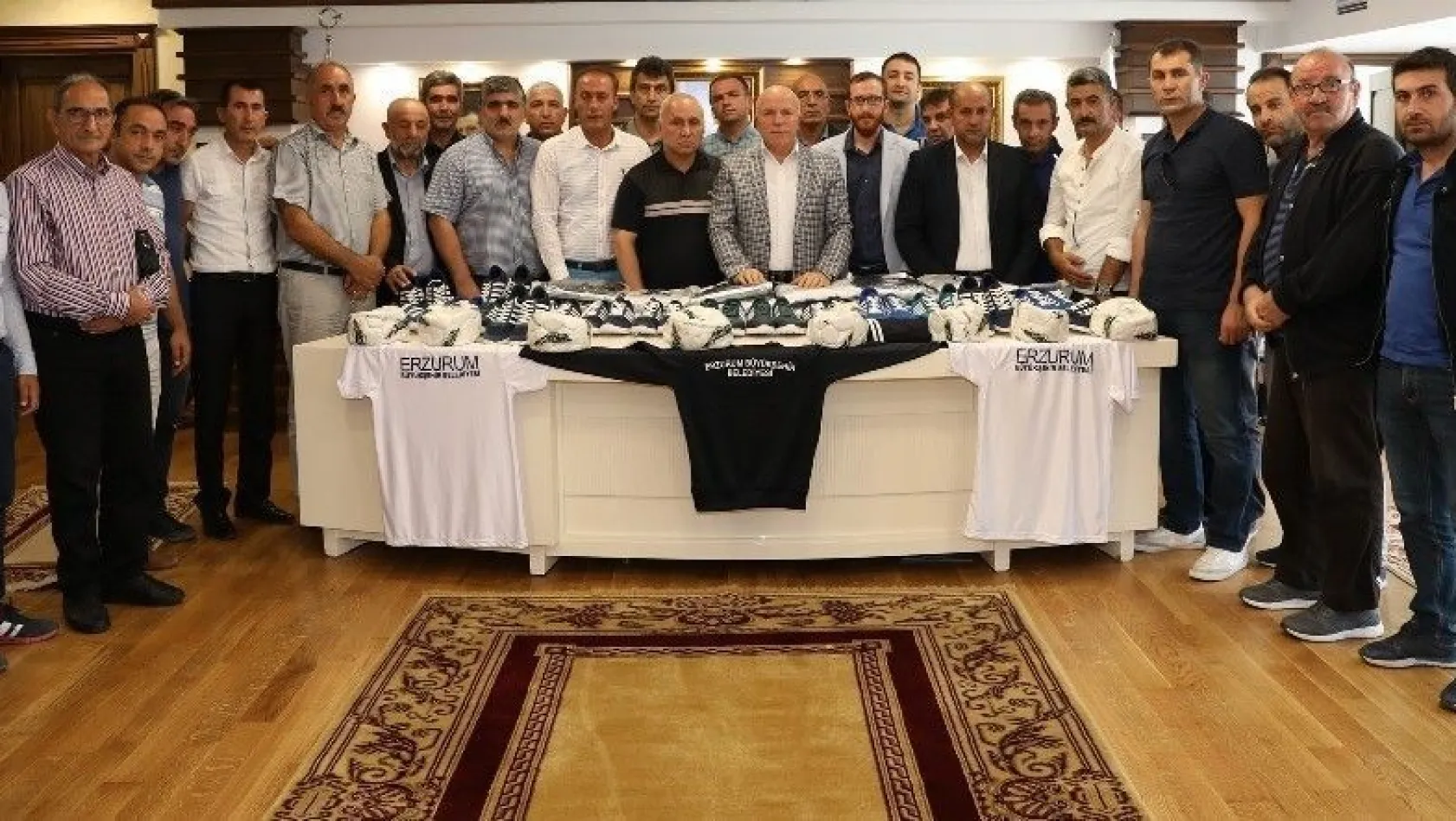 Büyükşehir'den amatör futbol kulüplerine malzeme desteği
