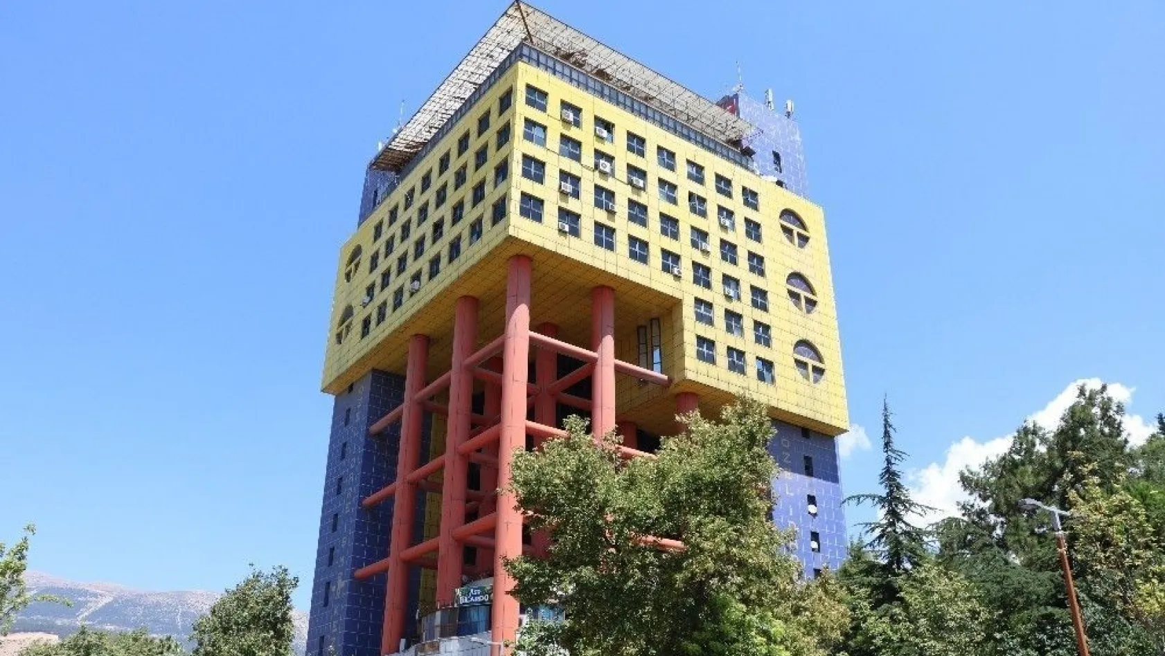 'Dünyanın en saçma binası' Kahramanmaraş'ta
