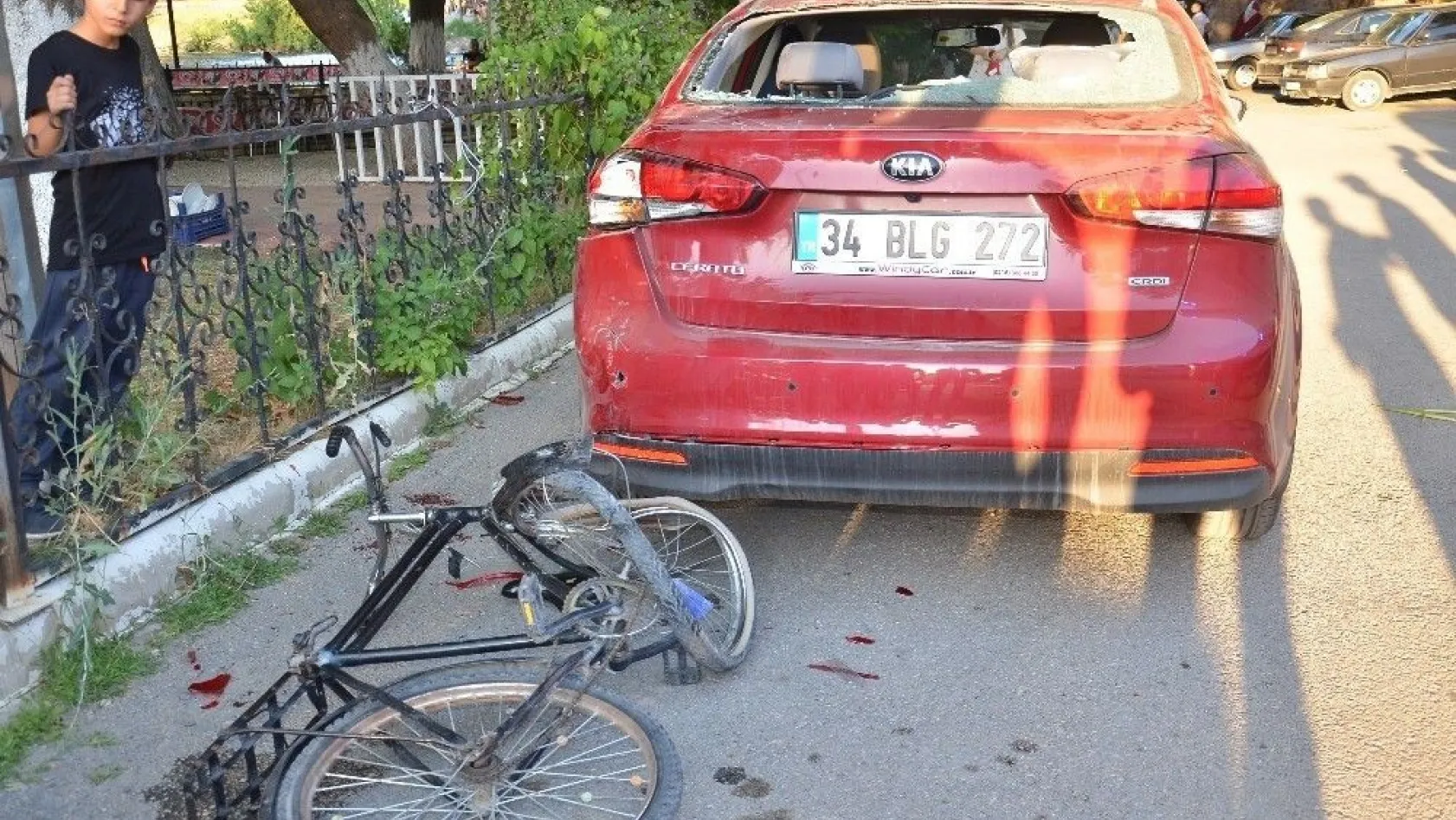 Bisiklet, park halindeki otomobile çarptı: 2 yaralı
