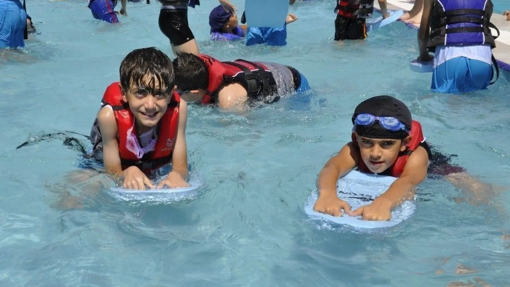 Kayapınar Belediyesi'nden bin 500 öğrenciye ücretsiz yüzme kursu
