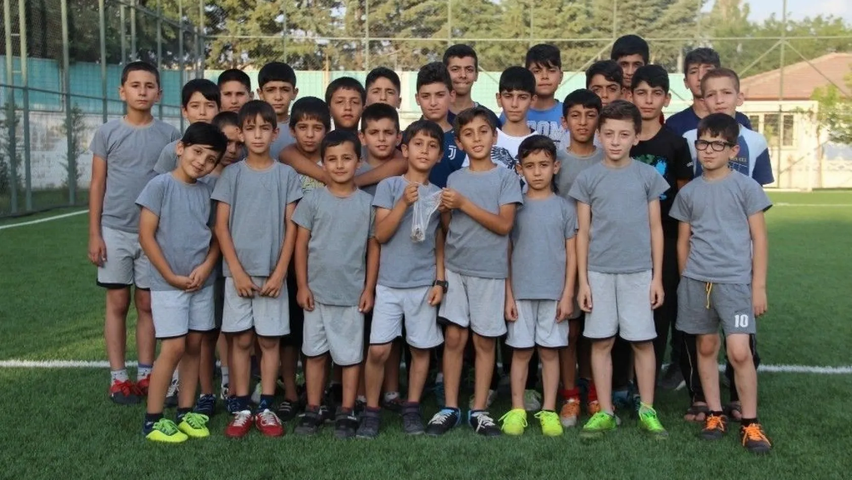 Çocuklar, harçlıklarını Elazığspor'a bağışladı