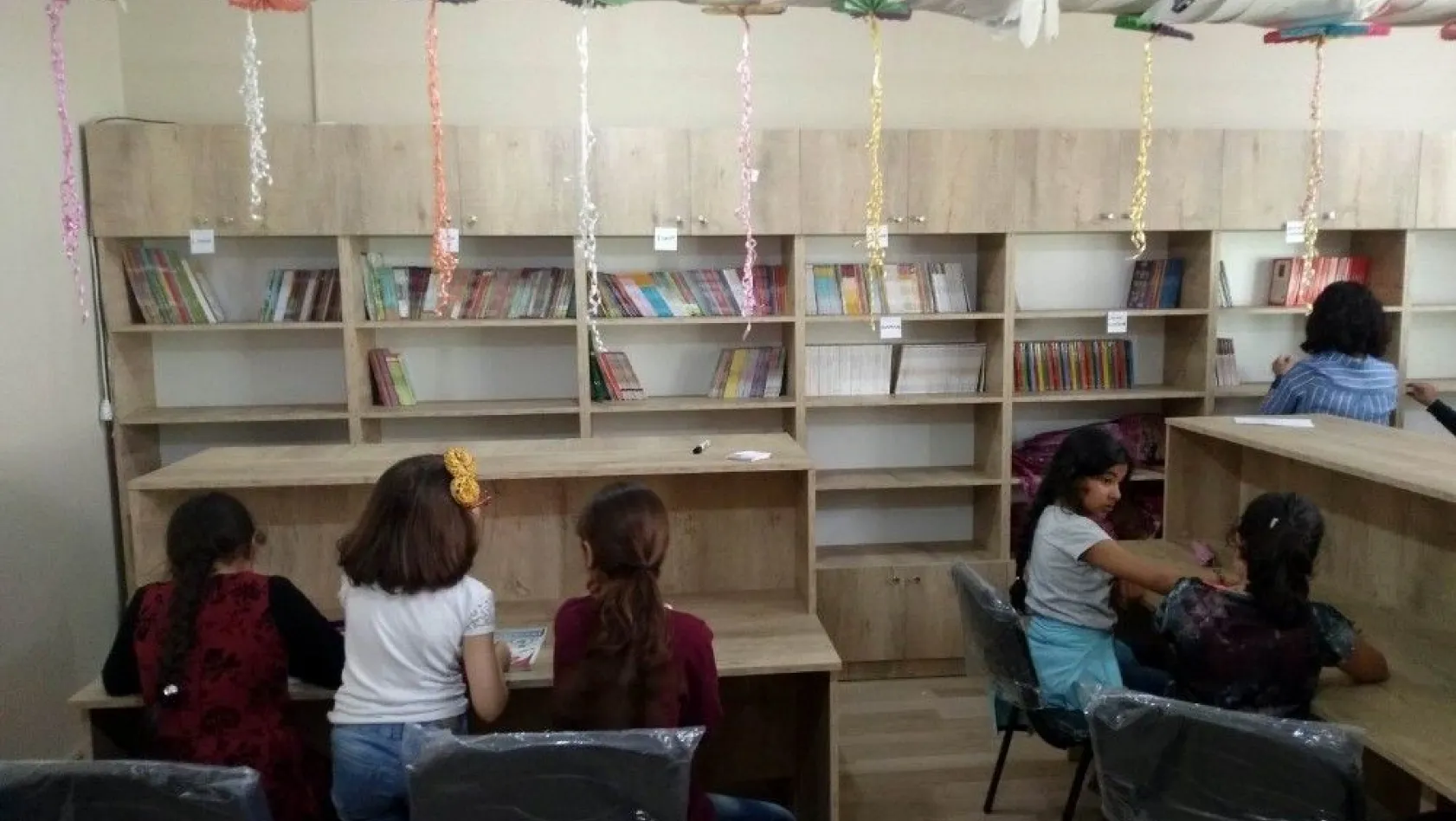 Diyarbakır Büyükşehir Belediyesi 5 okulun kütüphanesini yeniledi

