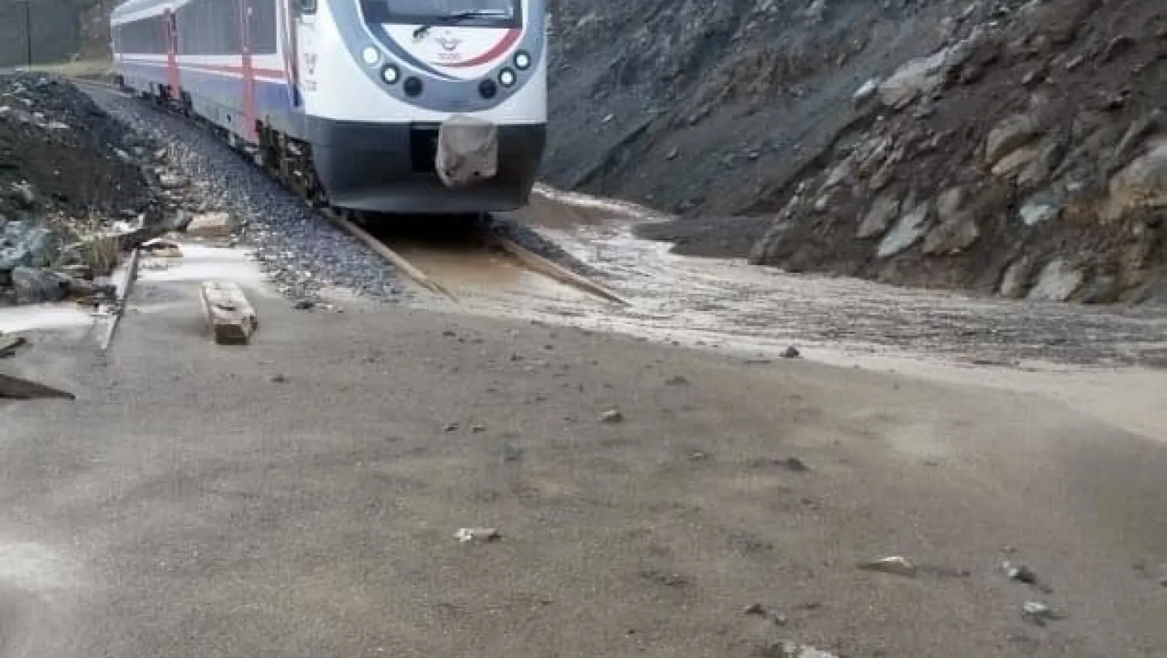 Erzincan-Sivas demir yolu heyelan nedeniyle ulaşıma kapandı
