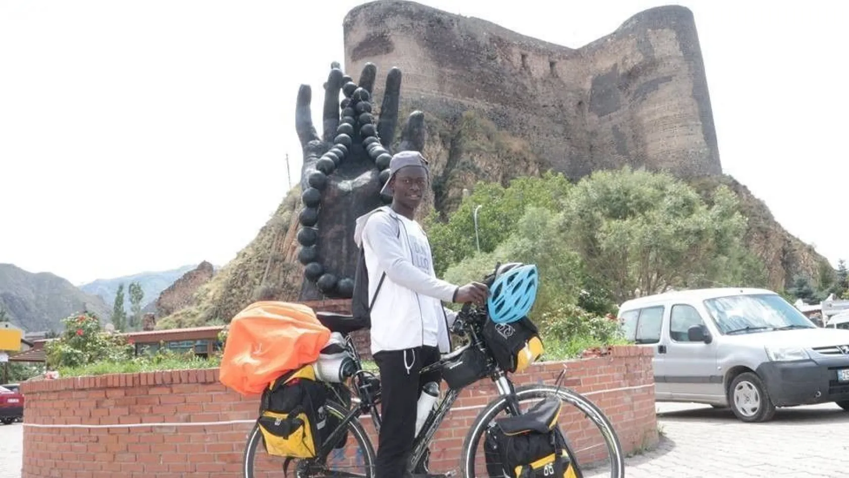 Bisikletiyle Türkiye turuna çıkan Senegalli Mustafa Oltu'da
