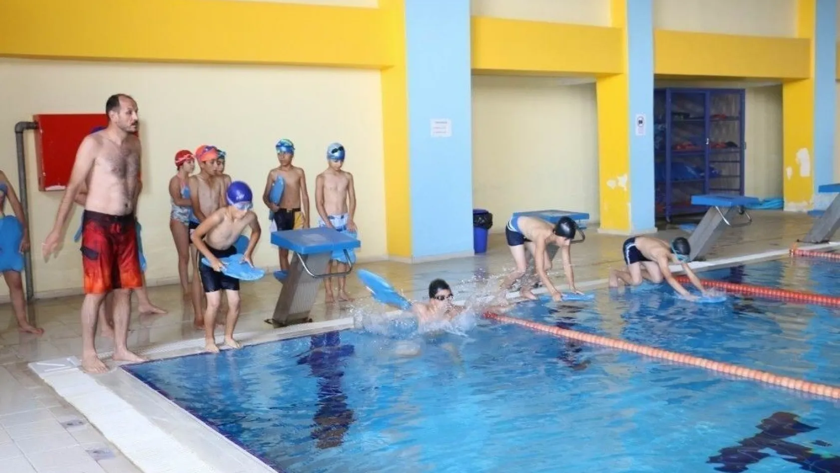 Erzincan'da yüzme kursuna ilgi büyük
