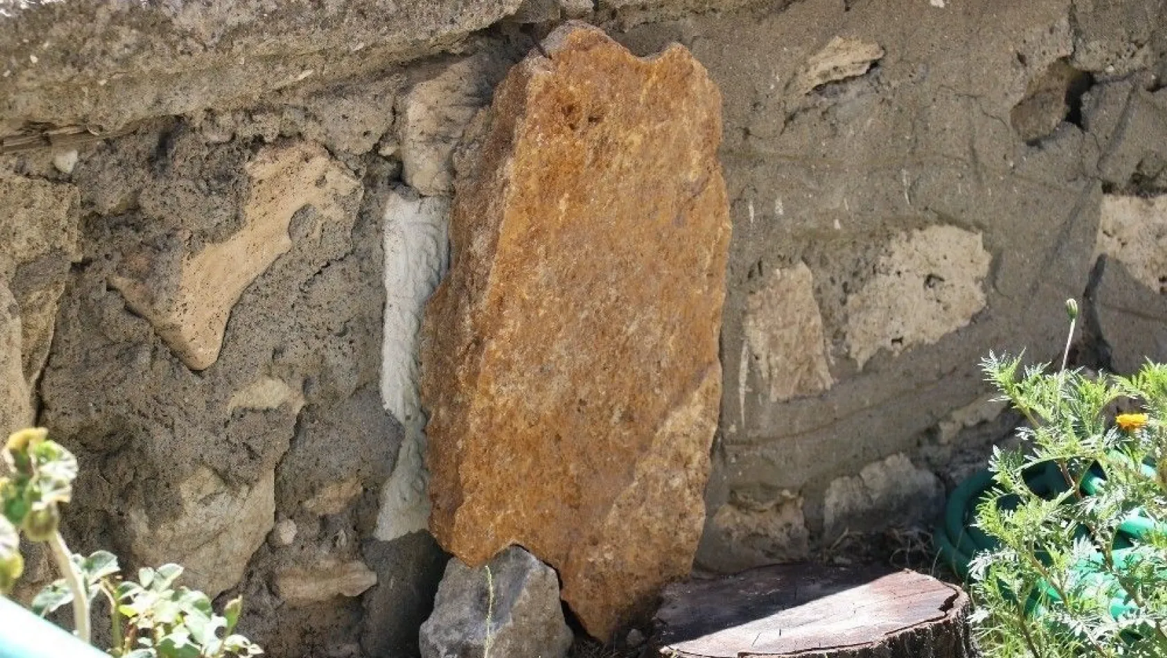 Tarihi mezar taşı duvardan çıktı
