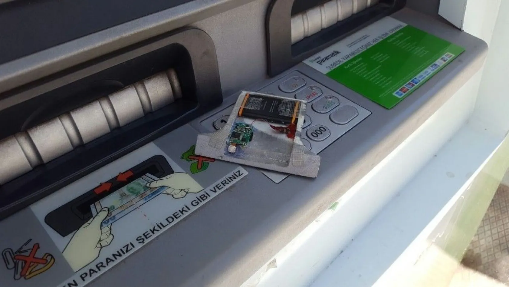 Banka ATM'sine kart kopyalamak için kamera gizlediler
