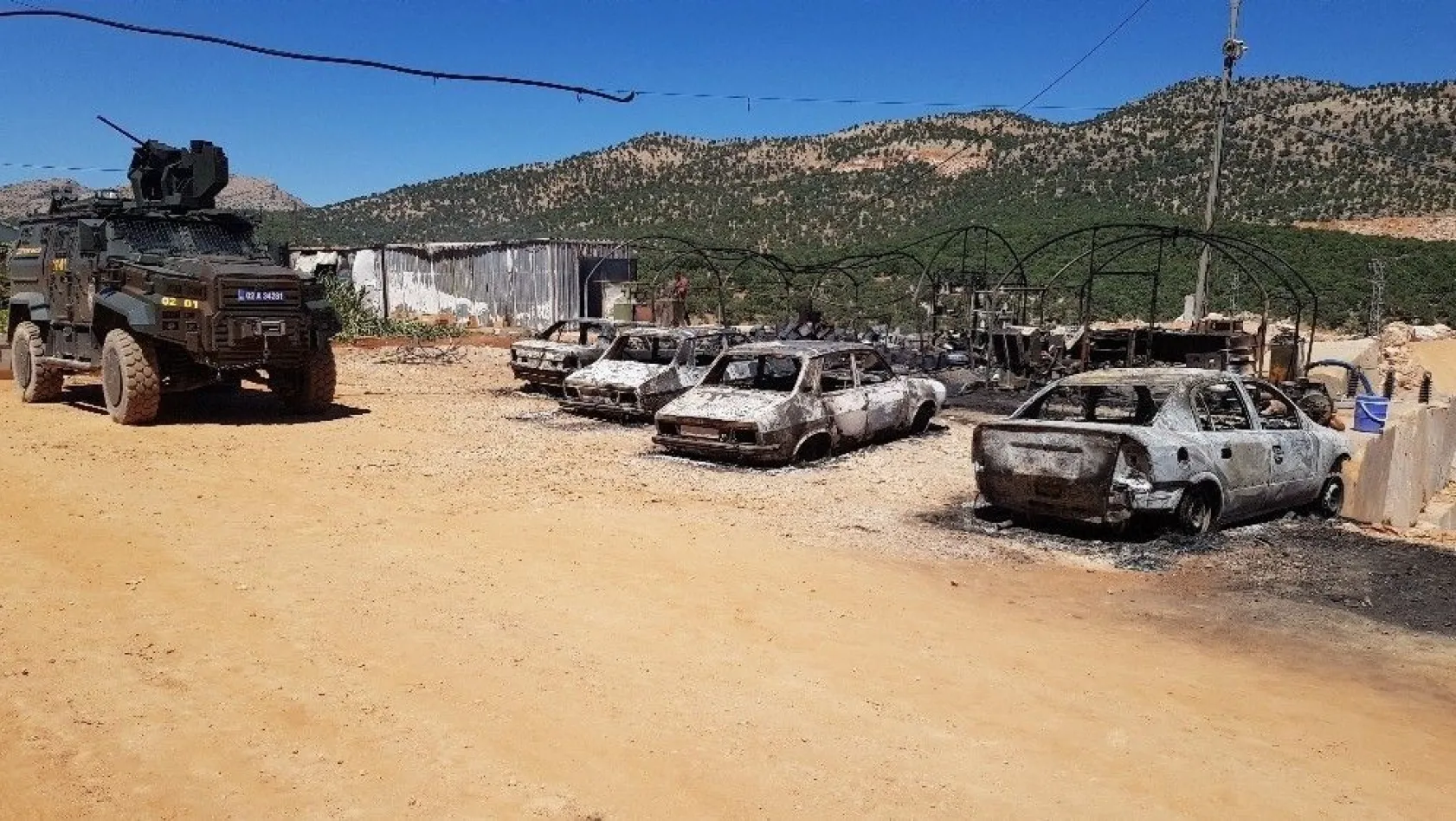 PKK'lıların yaktığı araçlar gündüz böyle görüntülendi
