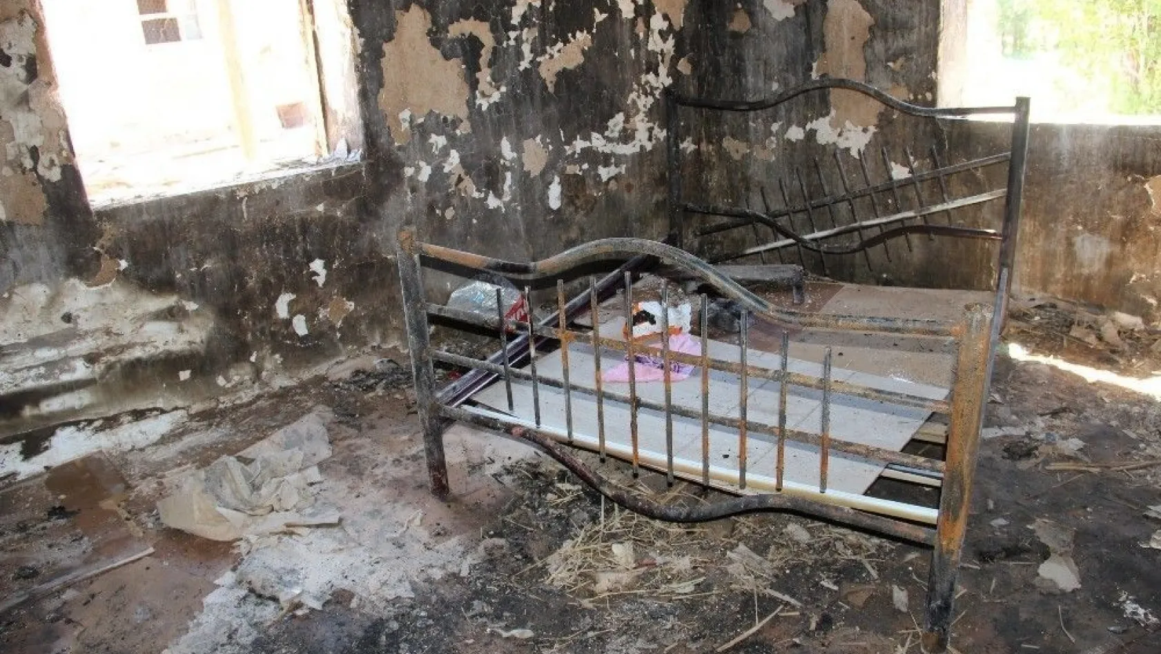 Yangında evleri kül olan 6 kişilik aile sokakta kaldı
