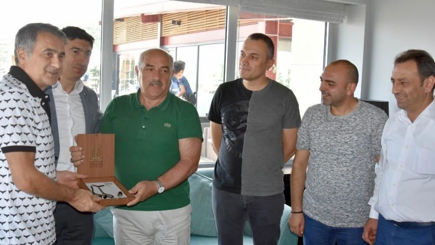 B.B. Erzurumspor yönetim kurulu üyeleri, Beşiktaş Teknik Heyetini ziyaret etti
