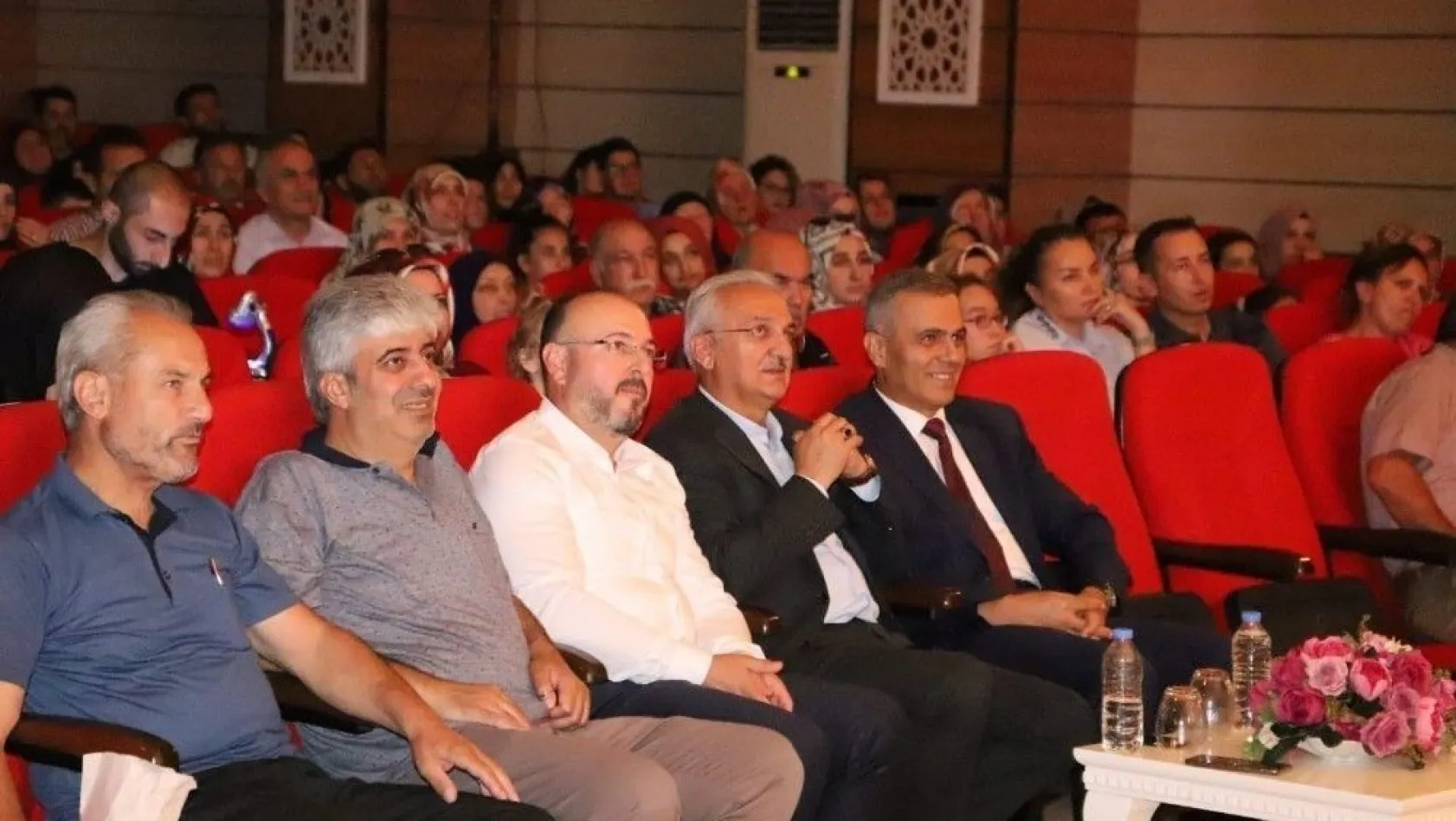 Erzincan Belediyesi Şehir Tiyatrosu Evcilik Oyununu sahnelendi
