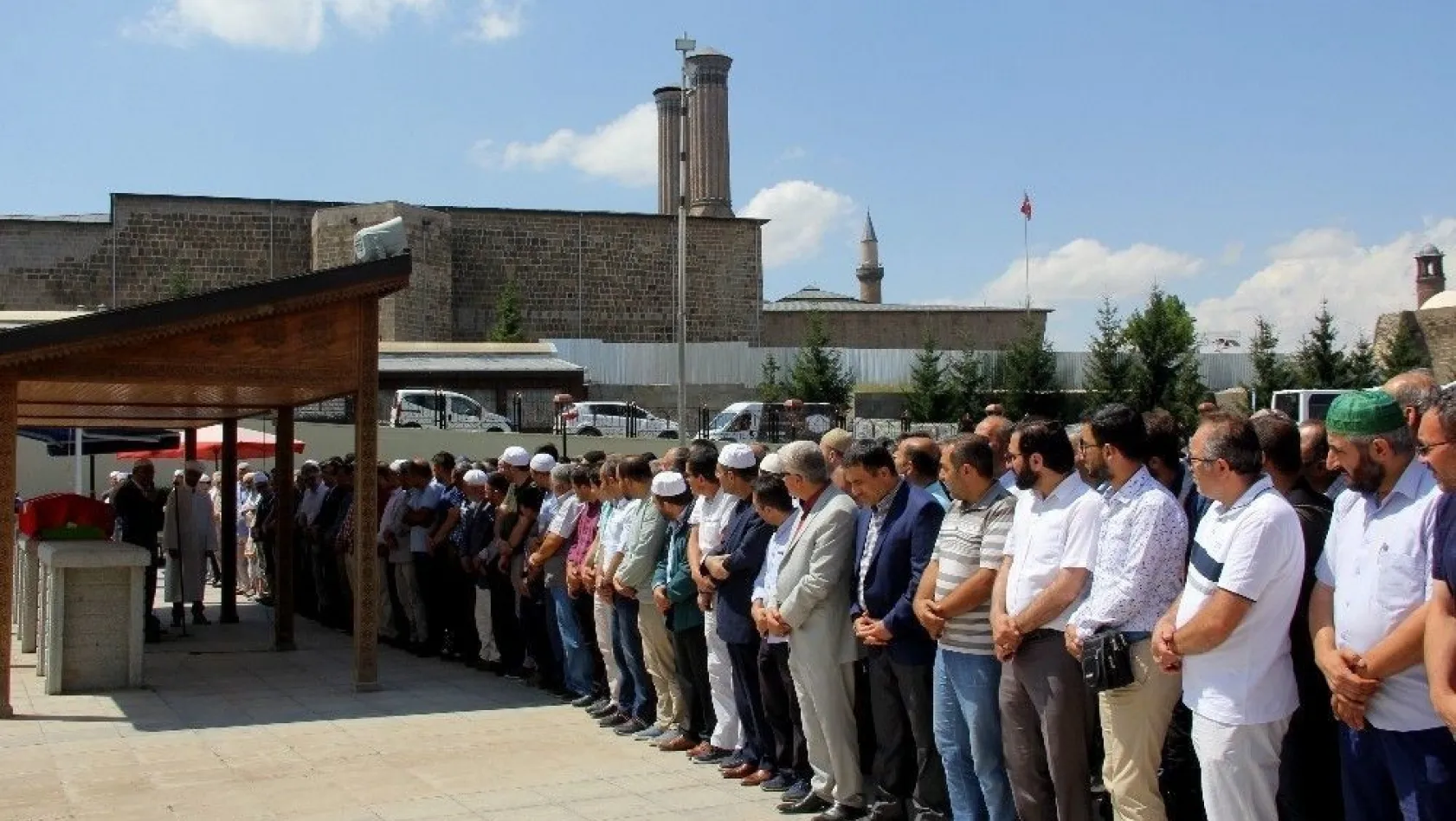 Müftülükteki saldırıda hayatını kaybeden 5 kişiden Erzurumlu imam son yolculuğuna uğurlandı
