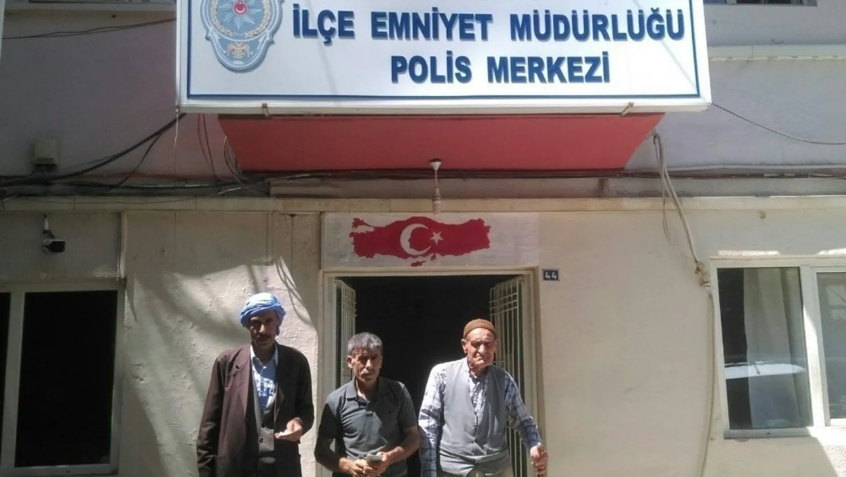 Ergani'de yaşlılara ATM'den para çekip eksik teslim eden şahıs yakalandı
