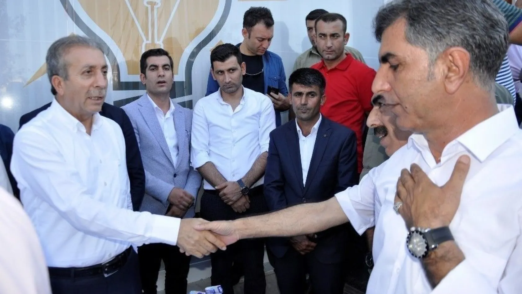 AK Parti Diyarbakır İl Başkanlığı vatandaşlarla bayramlaştı
