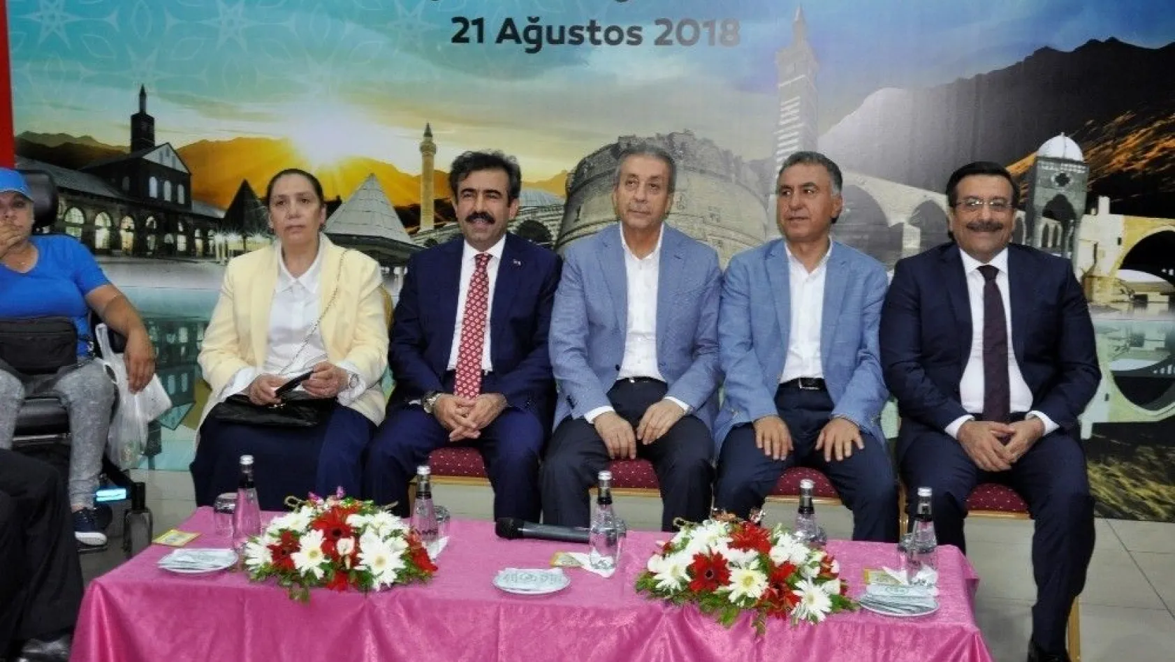Diyarbakır protokolü vatandaşlarla bayramlaştı
