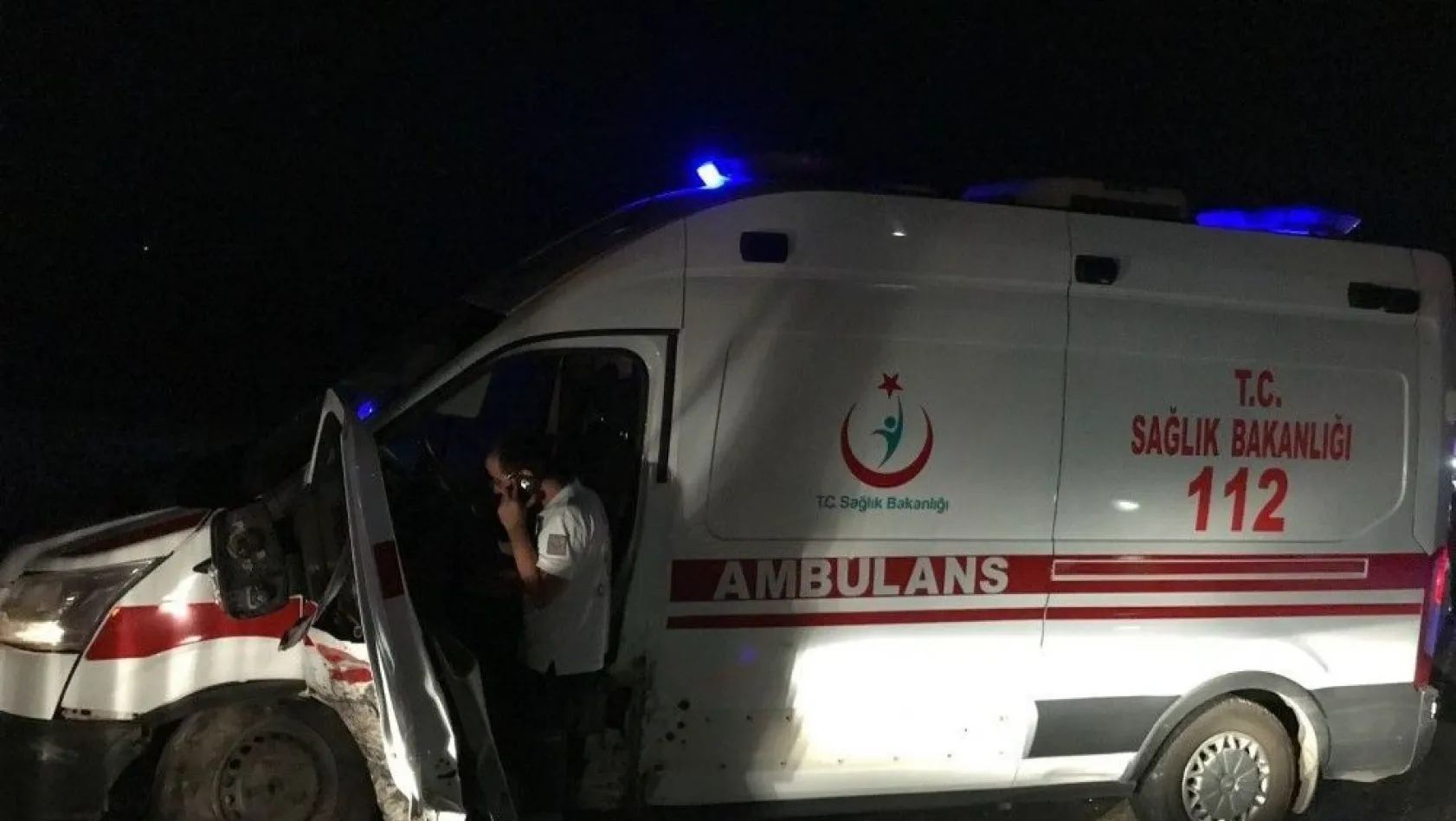 Yaralılara müdahaleye giden ambulans kazaya karıştı: 7 yaralı
