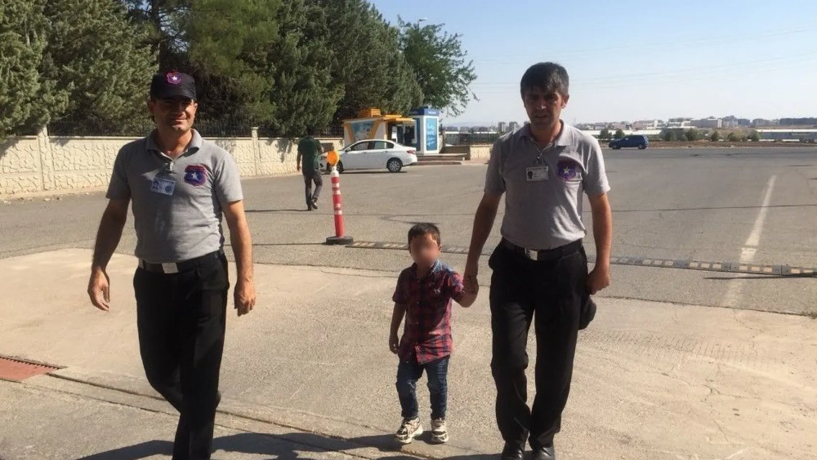 Özel güvenlik görevlileri buldukları çocuğu polise teslim etti
