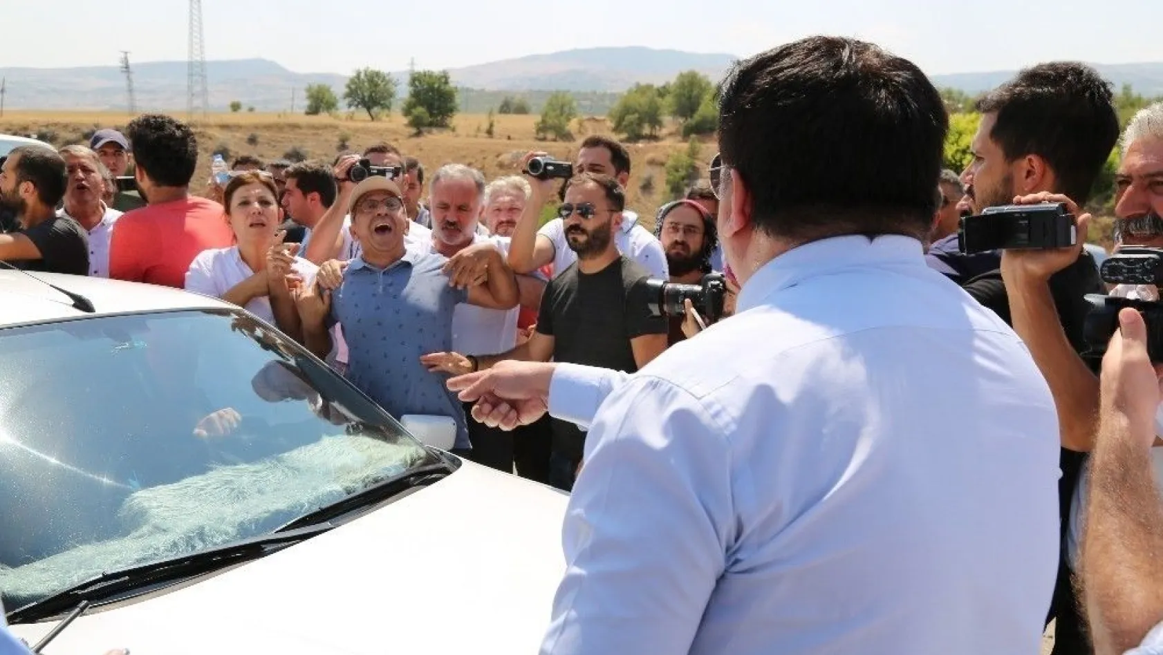 HDP'li vekil güvenlik güçleriyle tartıştı aracıyla yolu kapattı