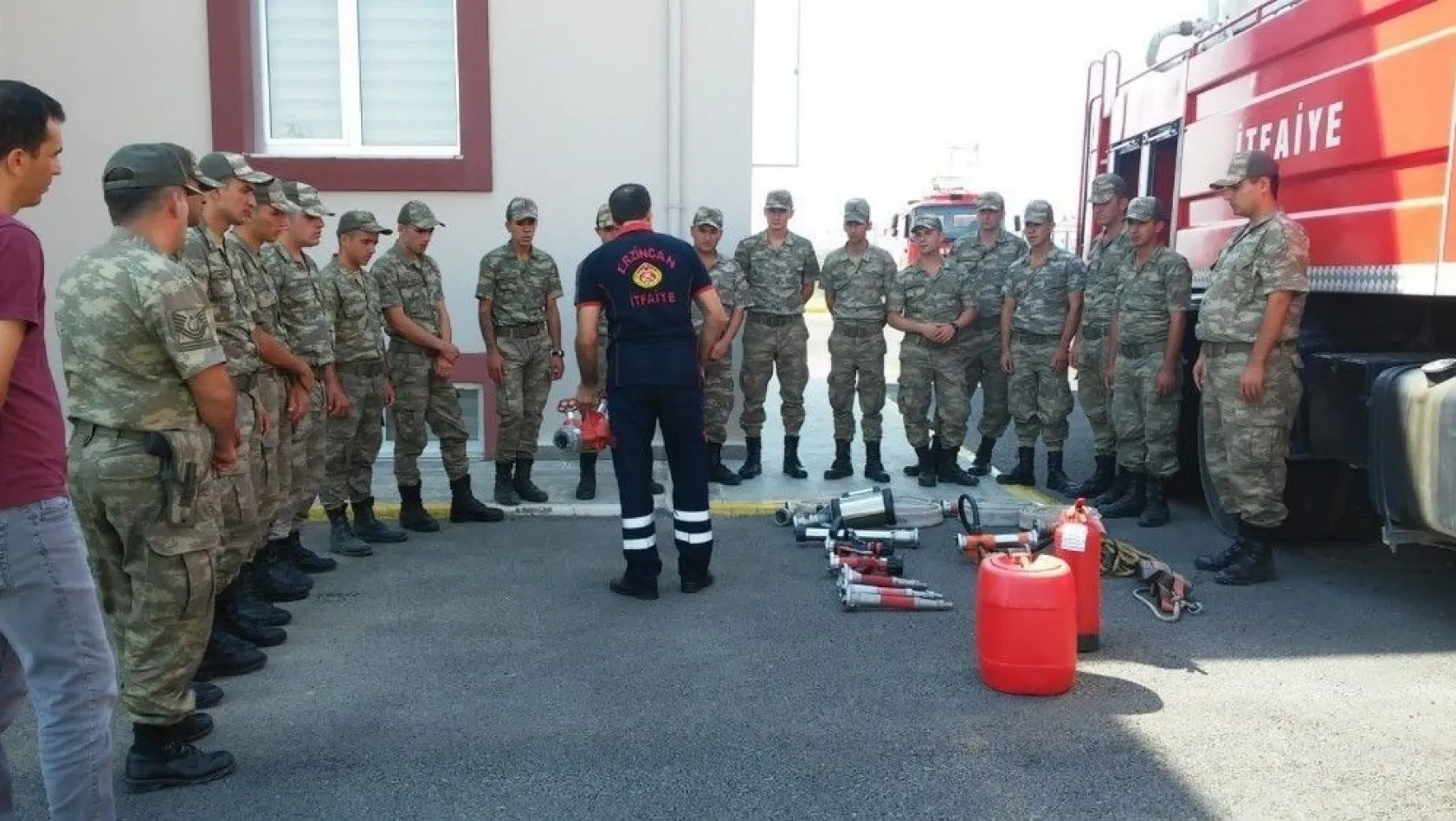 İtfaiye'den askerlere yangın söndürme eğitimi
