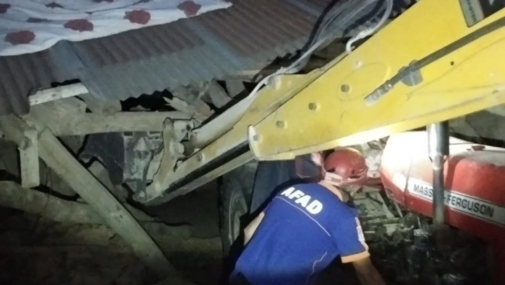 Kerpiç evin çatısı çöktü, 2 kardeş yaralandı
